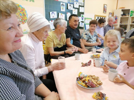 Бабушка рядышком с дедушкой Бабушка рядышком с дедушкой.