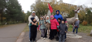 «Мы по городу гуляем, смотрим, видим, изучаем» «Мы по городу гуляем, смотрим, видим, изучаем».